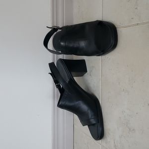 Aerosoles Black Leather Chunky Heel Sandal Size 8.5B